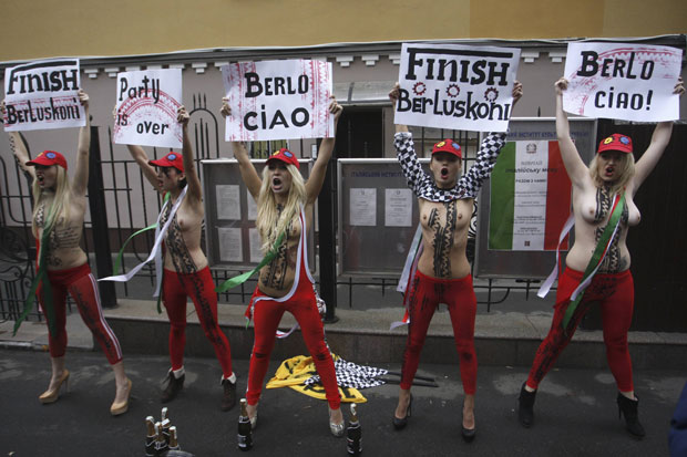 O grupo ucraniano de feministas Femen realizou nesta segunda-feira (14) em Kiev uma manifestação celebrando a saída de Silvio Berlusconi do governo da Itália. (Foto: Vladimir Sindeyev/Reuters)