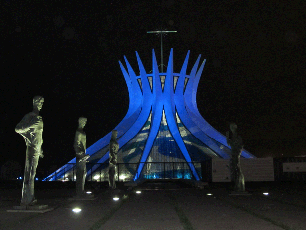 Catedral de Brasília ganha iluminação especial para o Dia Mundial de Combate a Diabetes (Foto: Naiara Leão/ G1)