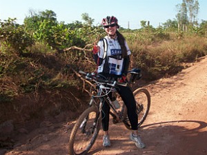 Malu Brandão pratica usa a bicicleta até para ir ao trabalho (Foto: Arquivo Pessoal)