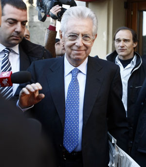 O novo premiê italiano, Mario Monti, deixa hotel em Roma nesta segunda (14) e parte para reuniões com representantes de partidos (Foto: AP)