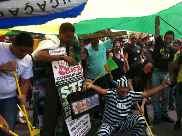Manifestantes se fantasiam e protestam contra a corrupção no feriado de 12 de outubro, em Brasília. (Foto: Naiara Leão/ G1)