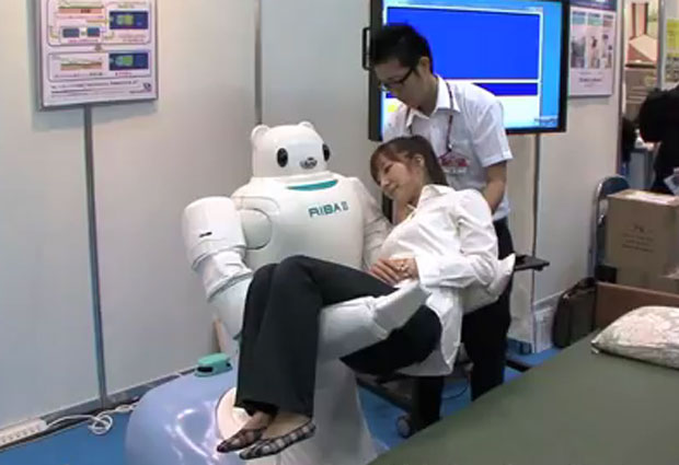 Robô carrega pacientes em hospital (Foto: Divulgação)