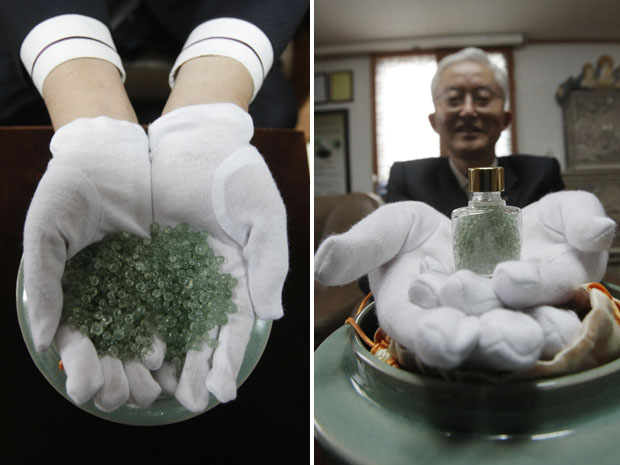 Kim Il-nam mostra as cinzas de seu pai após processo de cristalização oferecido pelo crematório (Foto: Ahn Young-joon/AP)