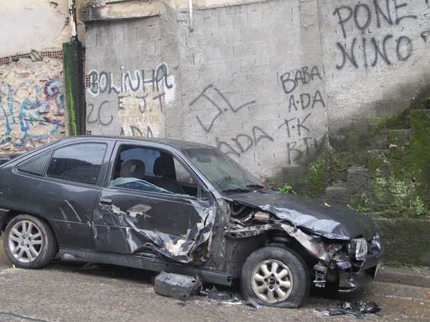 Carro destruído no Vidigal (Foto: Tahiane Stochero/G1)