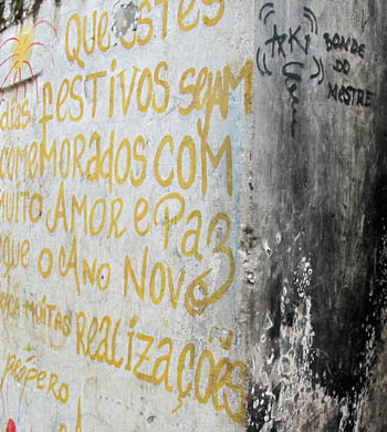 'Bonde do Mestre', como também era chamado Nem da Rocinha, inscrição em muro do Terreirão, local das reuniões, e execuções, do traficante (Foto: Arquivo Pessoal)