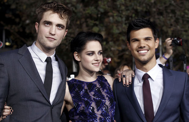 Os atores Robert Pattinson, Kristen Stewart e Taylor Lautner promoveram o novo filme "A Saga Crepúsculo: Amanhecer – Parte 1", em Los Angeles, na noite de segunda-feira (14). (Foto: Matt Sayles/AP)