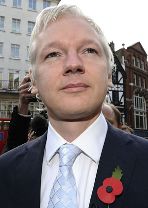 Julian Assange chega para julgamento em Londres em 2 de novembro (Foto: Reuters)