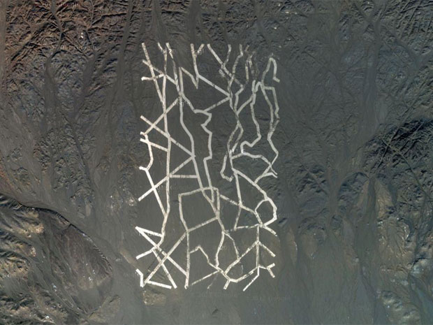 Estrutura construída no deserto de Gobi, na China (Foto: Google Maps/Reprodução)