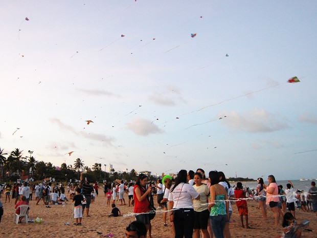 Evento lança centenas de pipas no céu do Cabo Branco, na Paraíba (Foto: Krystine Carneiro/G1 PB)