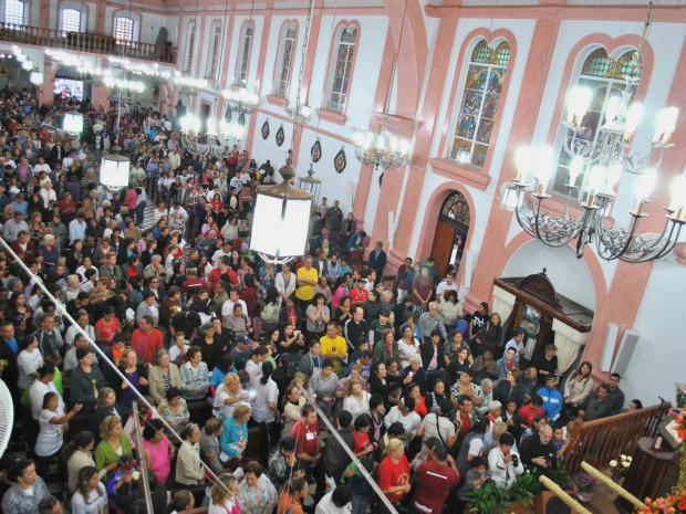 Fiéis dentro do Santuário de Nossa Senhora do Rocio (Foto: Divulgação/ Prefeitura de Paranaguá)