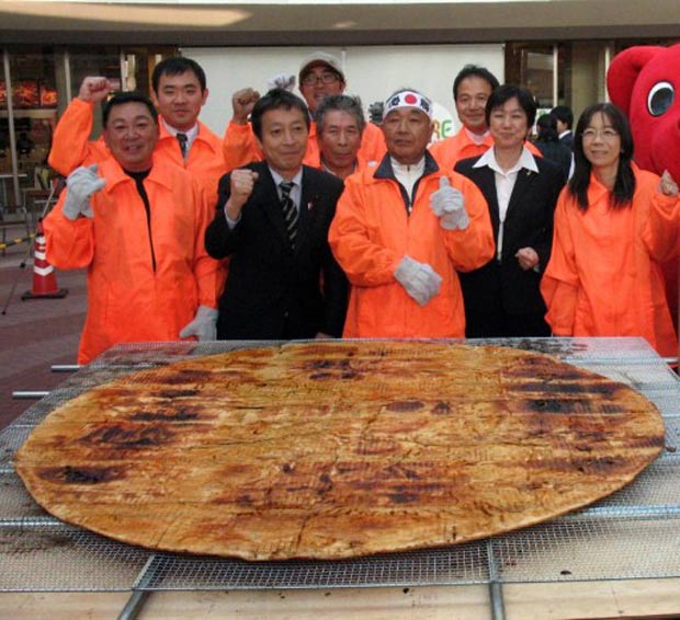 Chefs prepararam biscoito de arroz de 1,63 metro de diâmetro. (Foto: Antoine Bouthier/AFP)