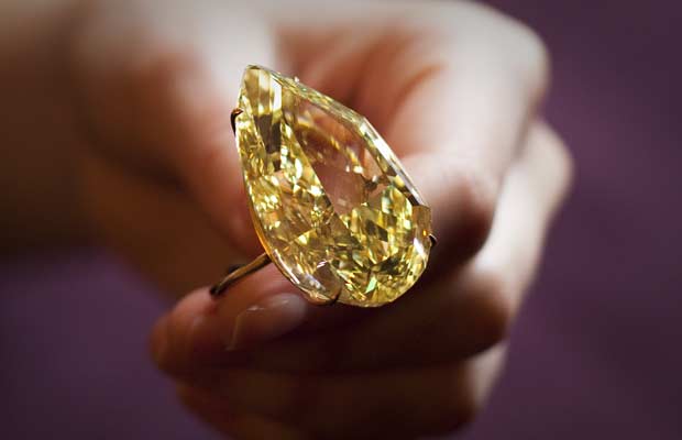 O diamante Sun-Drop é exibido em 9 de novembro (Foto: AP)