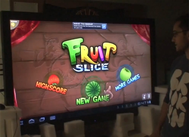 O tablet gigante da Ardic reproduz o jogo Fruit Slicer (Foto: Reprodução)