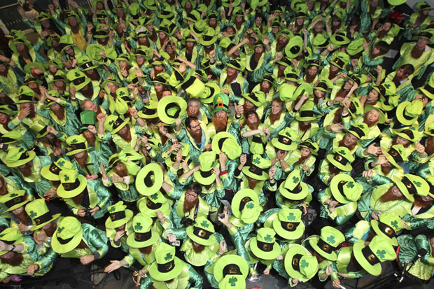 Multidão de verde e barbas postiças é vista em Dublin (Foto: Reuters/Maxwell Photography/Guinness World Record)