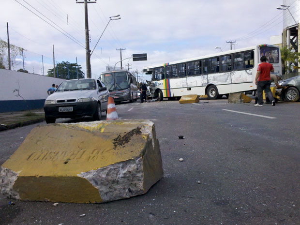 Acidente entre dois ônibus e um carro bloqueia avenida movimentada do Recife (Foto: Kety Marinho / TV Globo)