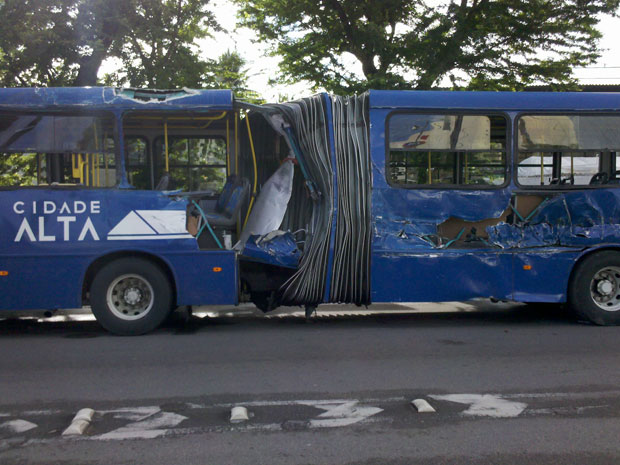Acidente entre dois ônibus e carro bloqueia avenida movimentada do Recife (Foto: Kety Marinho / TV Globo)