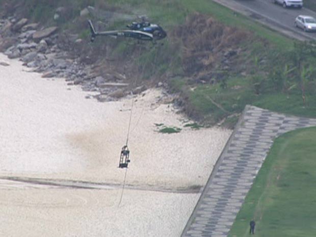 Helicóptero transporta a máquina (Foto: Reprodução/TV Globo)