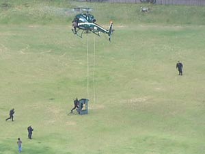 Equipamento foi retirado com helicóptero (Foto: Reprodução/TV Globo)
