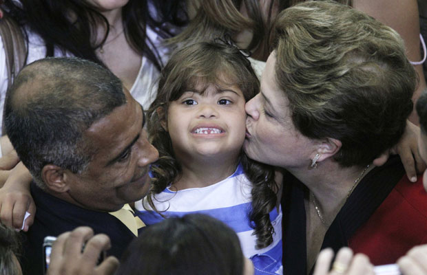 Dilma beija a filha do deputado Romário (à esq.) durante cerimônia no Planalto (Foto: Ueslei Marcelino / Reuters)