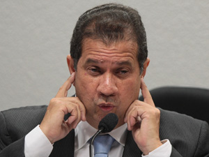 O ministro do Trabalho, Carlos Lupi, durante depoimento à Comissão de Assuntos Sociais do Senado (Foto: Dida Sampaio / Agência Estado)