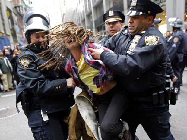 Manifestante resiste à prisão (Foto: Reuters)
