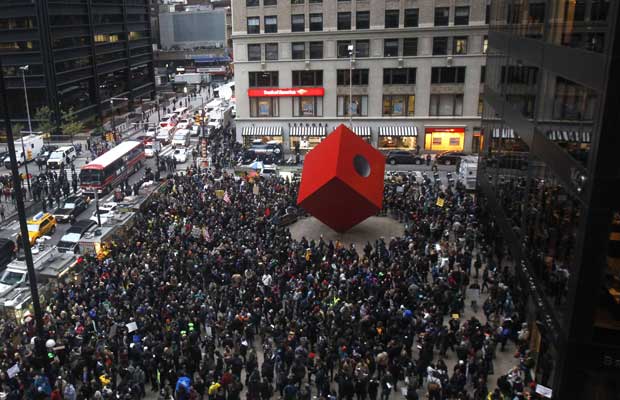 Manifestantes anticapitalismo protestam nesta quinta-feira (17) em Manhattan (Foto: AP)