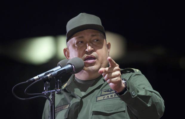 O presidente da Venezuela, Hugo Chávez, discursa nesta quinta-feira (17) durante cerimônia de formação de policiais (Foto: Reuters)