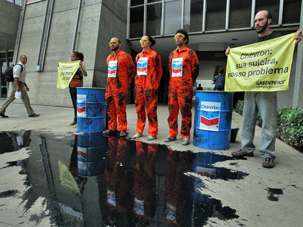 Ambientalistas do Greenpeace realizam protesto nesta sexta-feira (18) em frente à sede da Chevron, no Rio de Janeiro (Foto: Wilton Junior/AE)