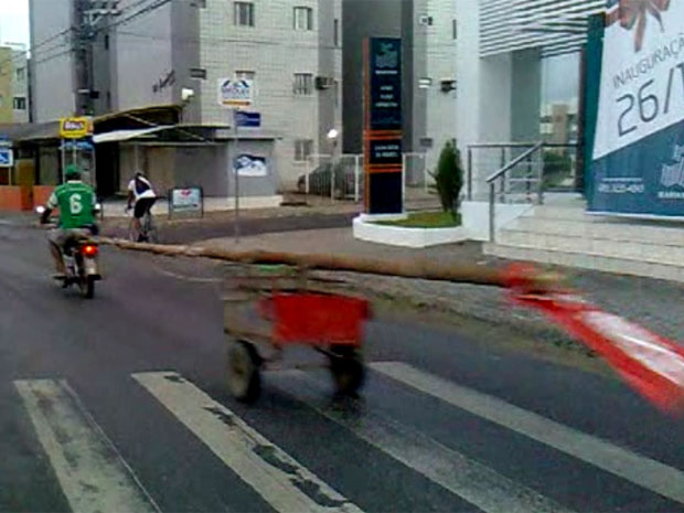 Motoqueiro é flagrado transportando pedaço de madeira em moto na Paraíba (Foto: Reprodução/TV Cabo Branco)