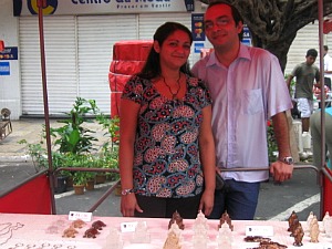 Hélio Souza e a esposa durante exposição e venda de produtos na Av. Eduardo Ribeiro (Foto: Arquivo Pessoal)