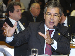 Jorge Viana (PT-AC), durante discussão do novo Código Florestal no Senado (Foto: Márcia Kalume/Agência Senado )