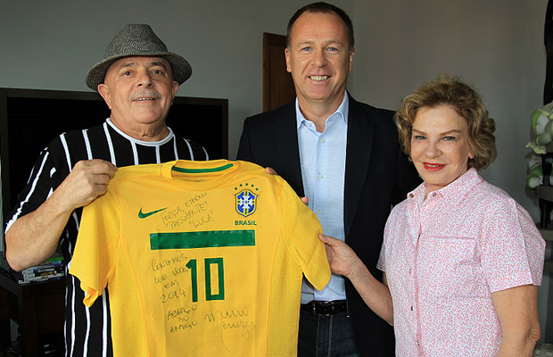 O ex-presidente Lula, o técnico Mano Menezes e a ex-primeira-dama Marisa Letícia (Foto: Ricardo Stuckert / Divulgação / Instituto Lula)