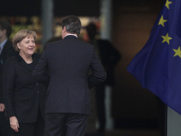 Chancheler alemã Angela Merkel recebe premiê britânico David Cameron para reunião em Berlim, nesta sexta-feira (18) (Foto: Reuters)