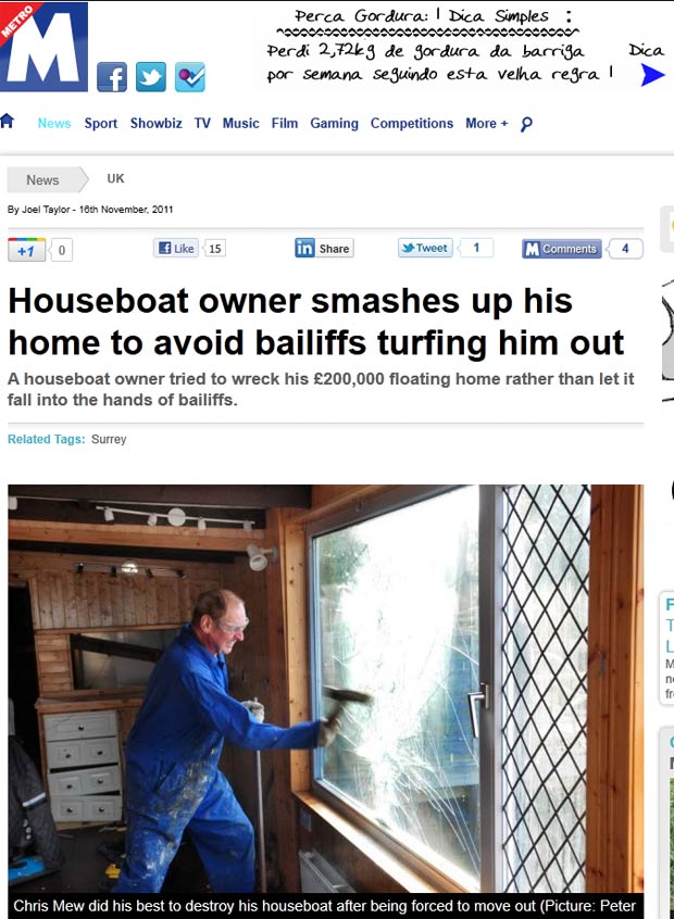 Chris Mew destruiu seu barco transformado em casa a marretadas. (Foto: Reprodução/Metro)