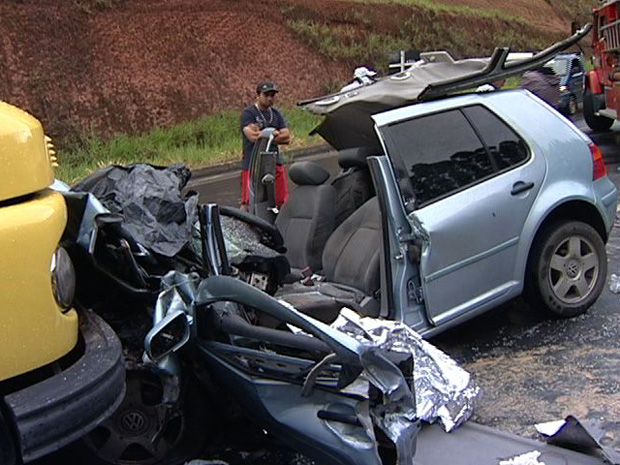 Carro ficou destruído após bater em caminhão. (Foto: Reprodução/TV Gazeta)