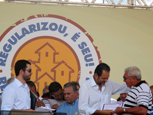 Governador do DF em cerimônia de assinatura do decreto que regulariza a  Cidade Estrutural (Foto: Jamila Tavares /G1)