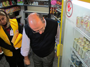 Alckmin acompanhou a fiscalização em um posto de gasolina (Foto: Rafael Oliveira / G1)