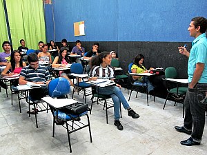 Diretor financeiro do AltPet, Jonas Gomes, leciona voluntariamente (Foto: Anderson Vasconcelos/G1AM)
