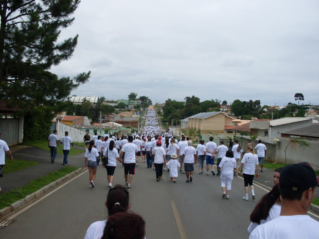 Em 2010, centenas de pessoas participaram da caminhada. (Foto: Divulgação)