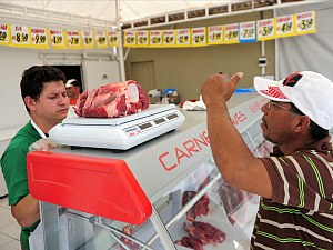 Raimundo Carlos pesquisa preços para comprar carnes todos os dias (Foto: Alfredo Fernandes)