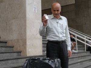Dr. Drauzio Varella joga fora um maço de cigarro (Foto: TV Globo / Zé Paulo Cardeal)