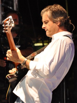 Victor faz solo de violão no palco do Show de Verão 2011 (Foto: Hélder Rafael/G1 MS)