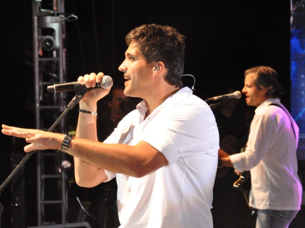 Dupla Victor e Léo cantou sucessos da carreira e clássicos da música sertaneja (Foto: Hélder Rafael/G1 MS)