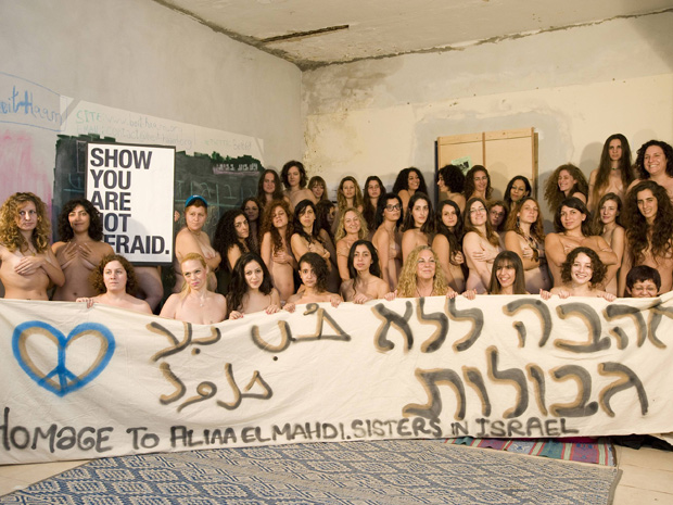 Mulheres israelenses nuas posam para foto em Tel Aviv, neste sábado (19) para demonstrar solidariedade com  a blogueira egípcia Aliaa Magda Elmahdy,  que divulgou fotos dela própria nua na internet, apoiar a liberdade de expressão e protestar contra o ext (Foto: Reuters)