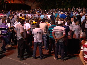 Após promessa de reunião, motoristas desocupam Governadoria (Foto: Imagens/ TV Bahia)