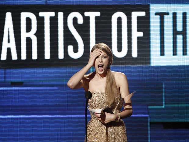 Taylor Swift recebe com surpresa o prêmio de Artista do Ano na 39ª edição do American Music Awards. (Foto: Matt Sayles / AP Photo)