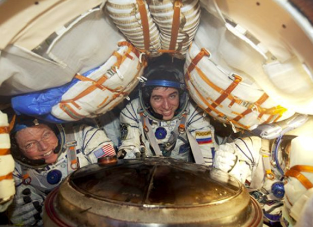 Astronautas minutos antes do pouso (Foto: AP)