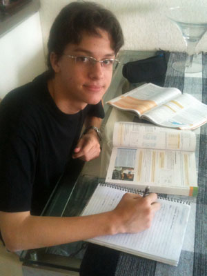Iago estuda cinco horas por dia para o vestibular da Fuvest (Foto: G1 Ceará)