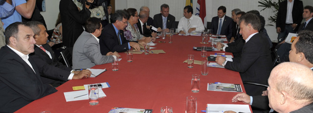 Cúpula do PDT reunida com o ministro Carlos Lupi na sede do partido (Foto: Agência Brasil)
