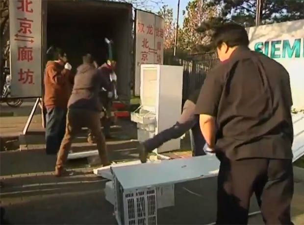 Grupo de blogueiros chineses usou marretas para quebrar uma marca de geladeiras. (Foto: Reprodução/ITN News)